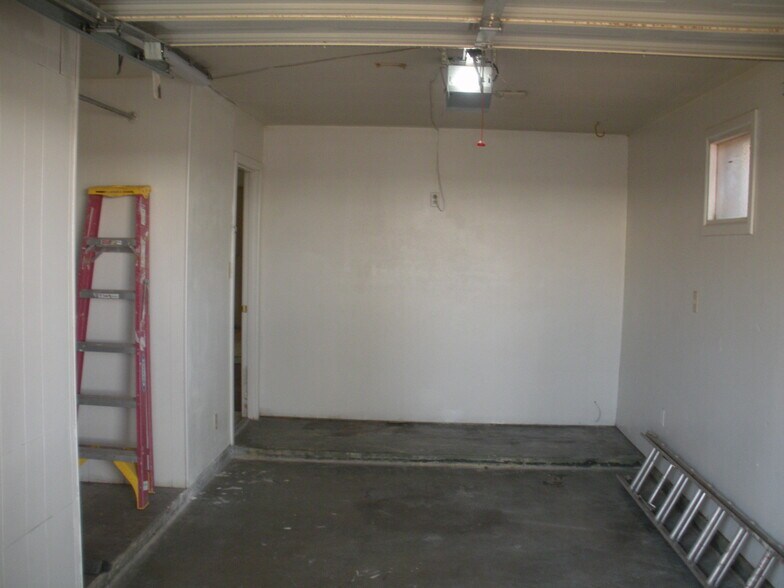 garage - 3823 51st St