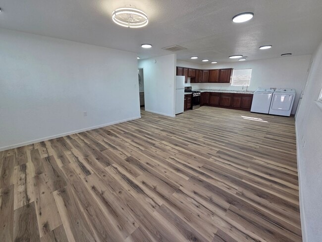 Building Photo - Beautifully Remodeled 3 Bed/2 Bath Apartment