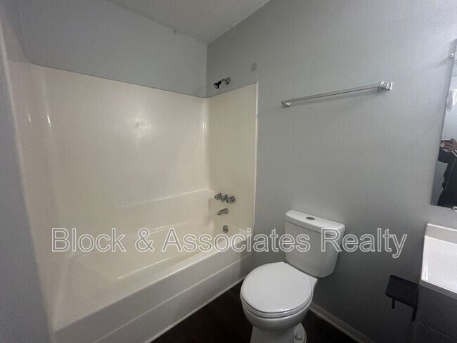 Building Photo - 2250 Sunderland Rd