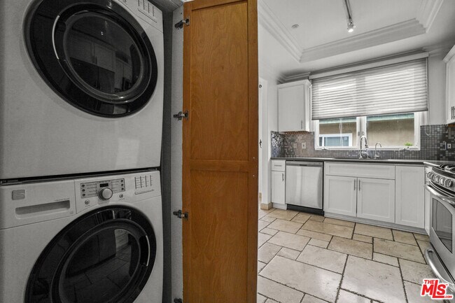 Building Photo - 11952 Montana Ave