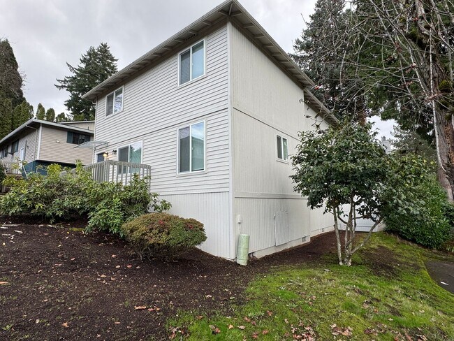 Building Photo - Spacious 2br/1.5ba 2-level Apt with washer/dryer included