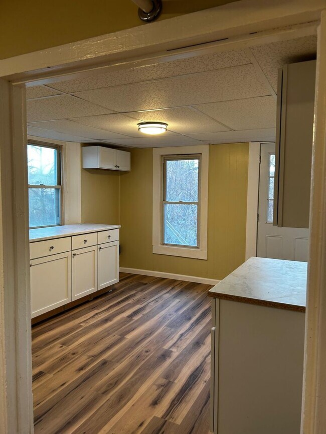 Building Photo - 92 Farview St