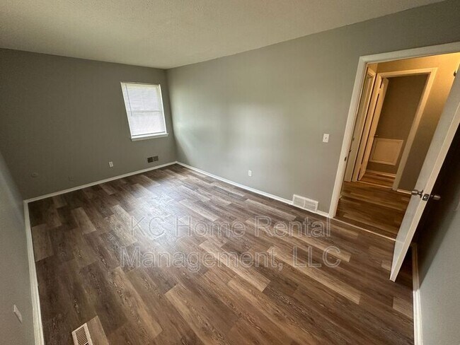 Building Photo - 222 N Oak Dr