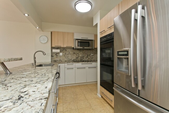 Building Photo - Available NOW ! 2/2/2 in town! Beautiful a...
