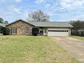 Building Photo - CARRIAGE HILLS SUBDIVISION, GREAT LOCATION!