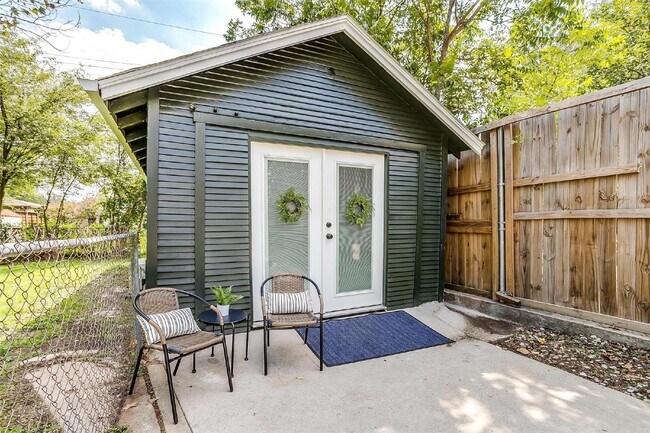Building Photo - Charming 2-Bed, 2-Bath Gem with Granite Co...
