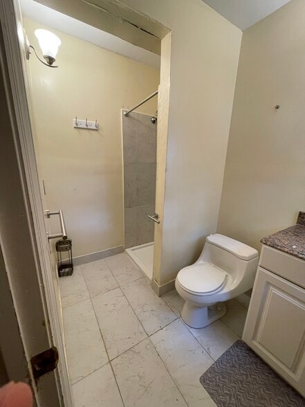 Building Photo - 257 Lake Rd