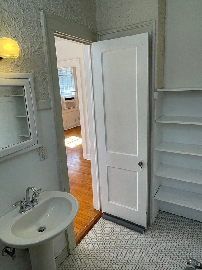 Building Photo - 1BD/1BA Corner Unit ON Napoleon Ave