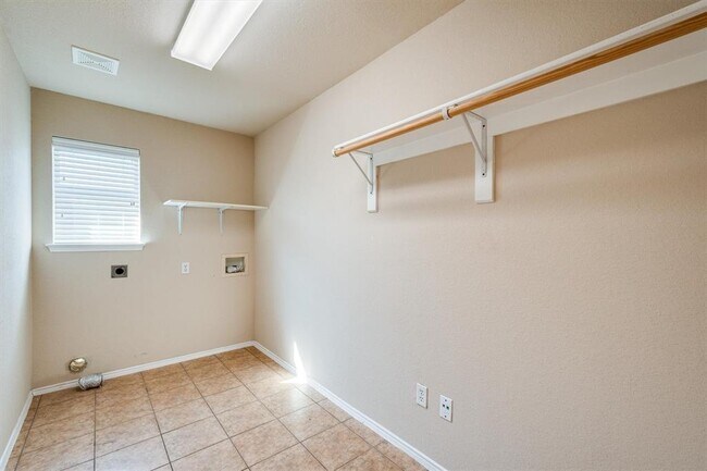 Building Photo - 706 Lakeview Dr