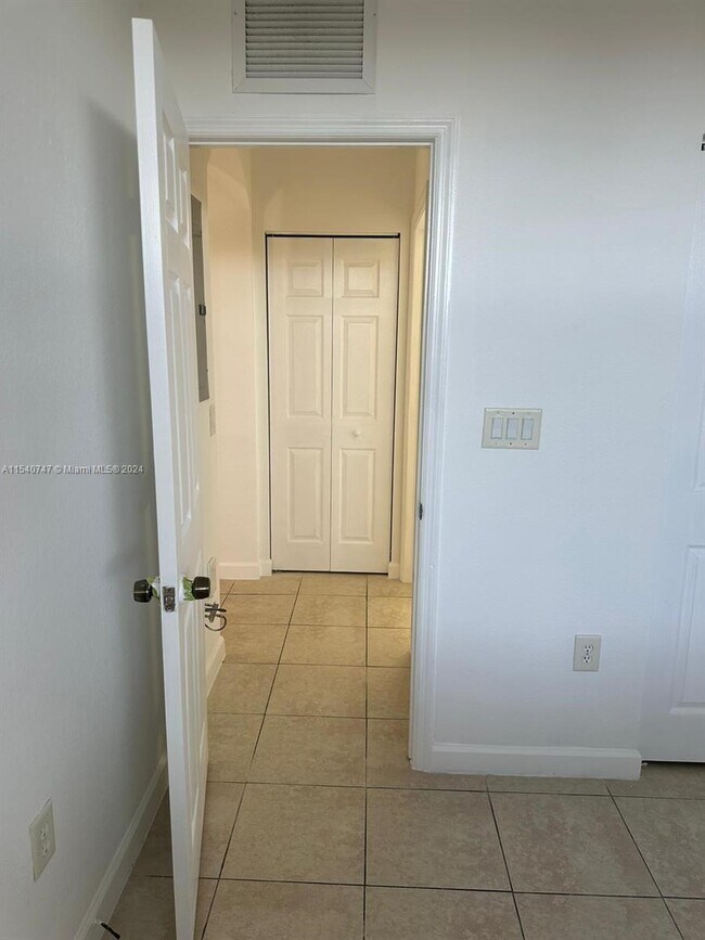 Building Photo - 1650 NE 33rd Rd