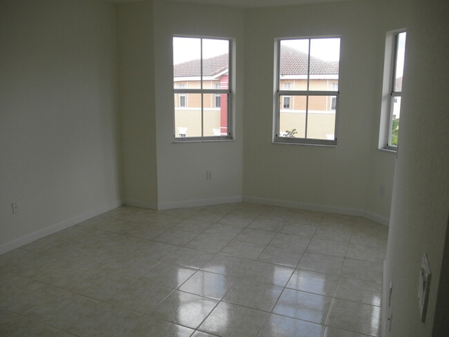 Building Photo - SHOMA TOWNHOUSES AT ROYAL PALM