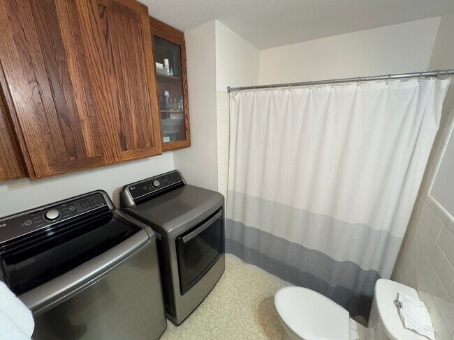 Building Photo - 10412 Pinedale Dr