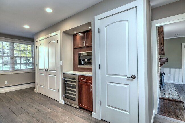 Building Photo - 1591 Huntington Turnpike