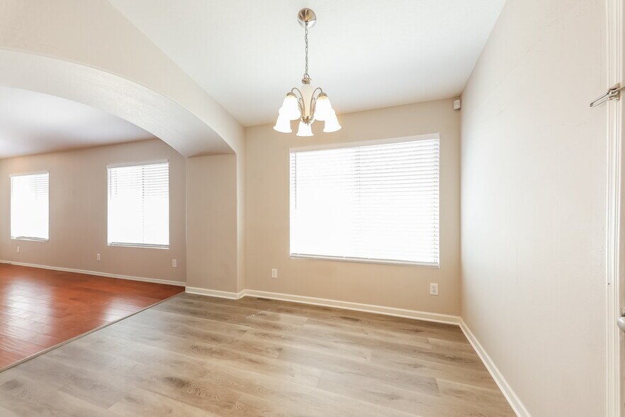 Building Photo - 8335 W Columbine Dr