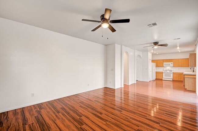 Building Photo - Stunning 4 Bed 2.5 Bath!