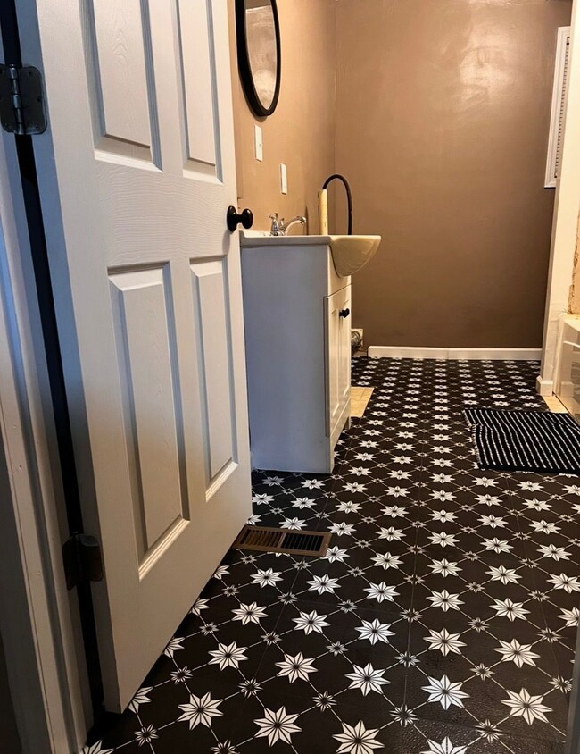 Building Photo - 9156 Elizabeth St