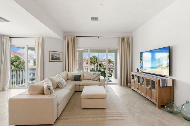 Building Photo - Stylish Corner Coach Home in Prime Fort My...