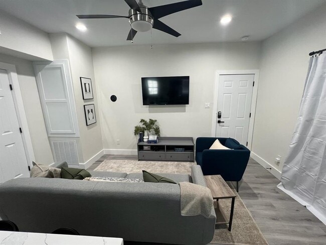 Building Photo - 5 Estelle St