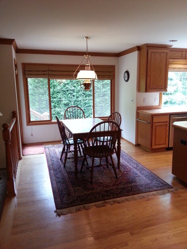 Building Photo - Beautiful Home in Bellevue Lakemont Area