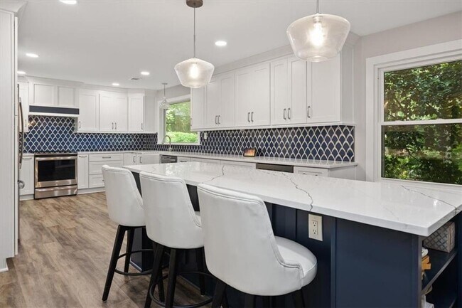 Building Photo - 4989 Kingswood Dr
