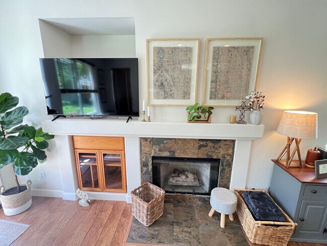 Building Photo - Wonderfully Updated 3 Bed 2.5 Bath Foothil...