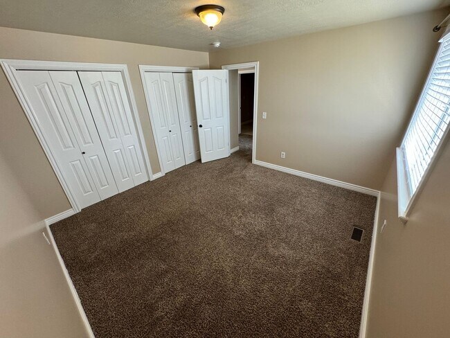 Building Photo - 3 Bed/ 2 Bath Townhome with fully fenced yard
