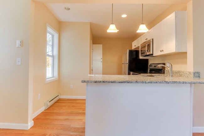 Building Photo - 51 Warner St