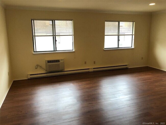 Building Photo - 6 Bouton St E