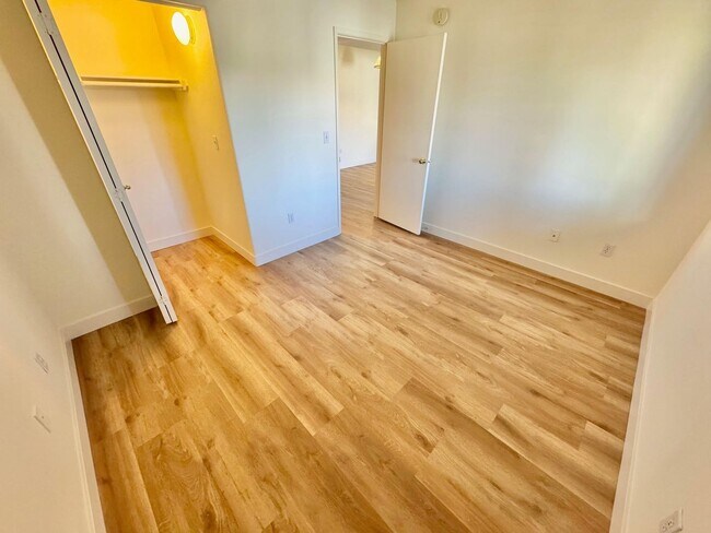 Building Photo - DON'T MISS OUT ON 1 MONTHS RENT FREE: Resort-Style Living in Seven Hills!