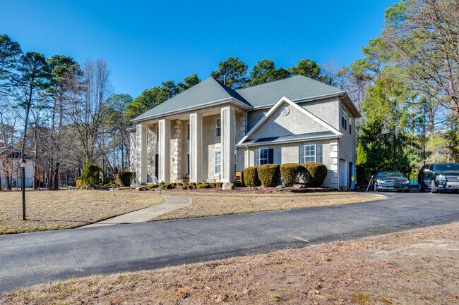 Building Photo - 14 Normandy Dr