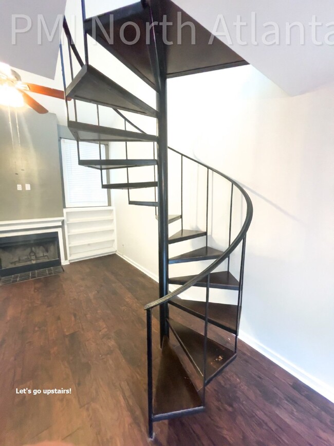 Building Photo - Pet Friendly End Unit!