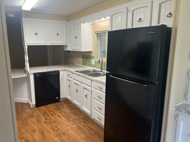 Building Photo - Quiet 2 bedroom home