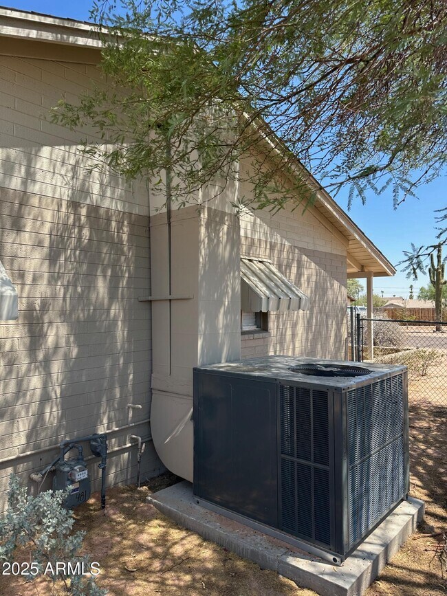 Building Photo - 1038 E Hondo Ave