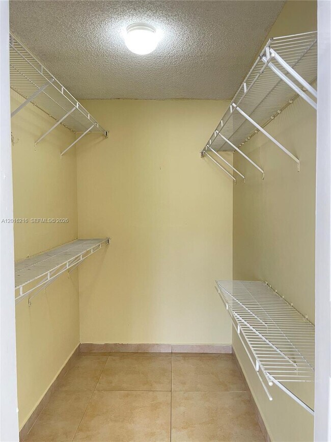 Building Photo - 6255 SW Kendale Lakes Cir
