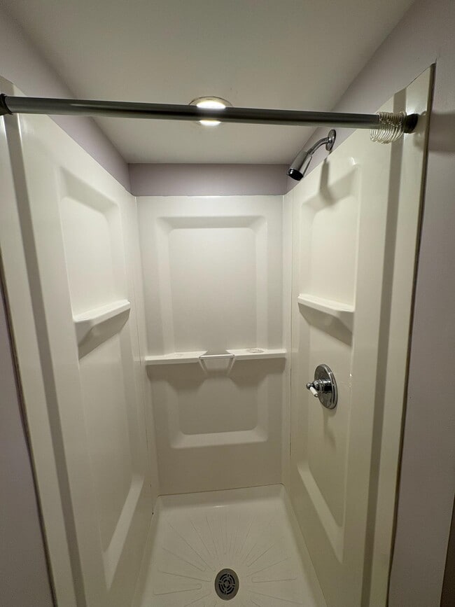 Building Photo - 15 Kingston Dr