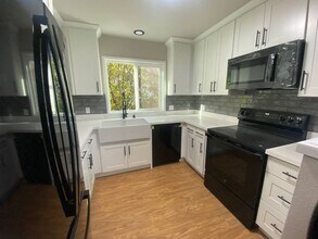Building Photo - Husky Townhomes