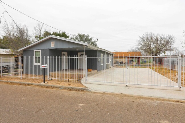 Building Photo - 2004 Garza St