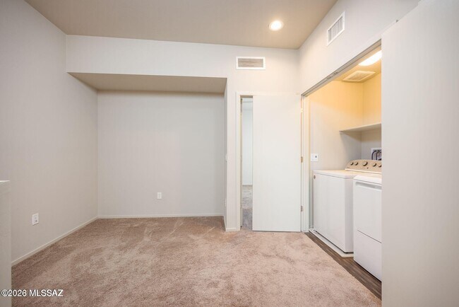 Building Photo - 848 E Park Modern Dr