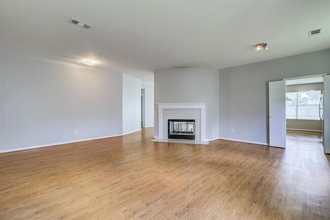 Building Photo - 4826 Linden Pl