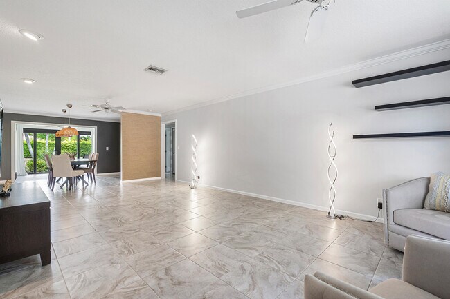 Building Photo - 9815 Pecan Tree Dr