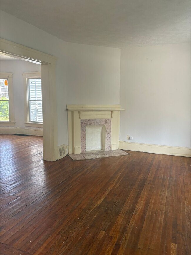 Building Photo - 3 Bedroom Single Family