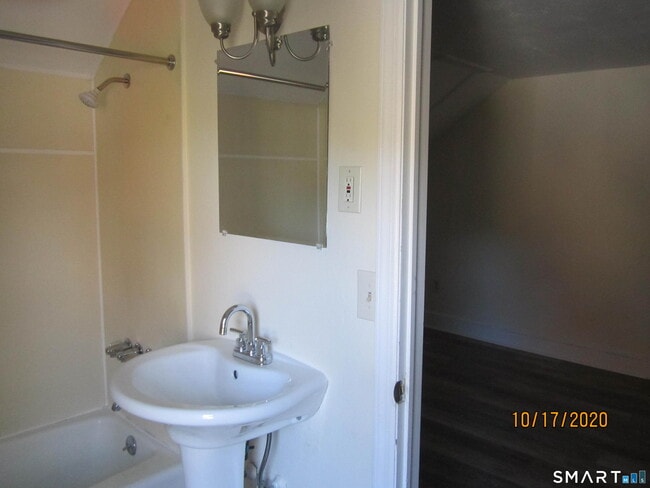 Building Photo - 1085 Broad St