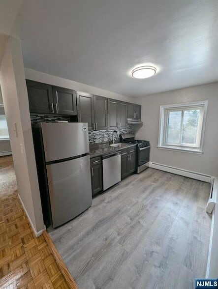 Building Photo - 40 Zabriskie St