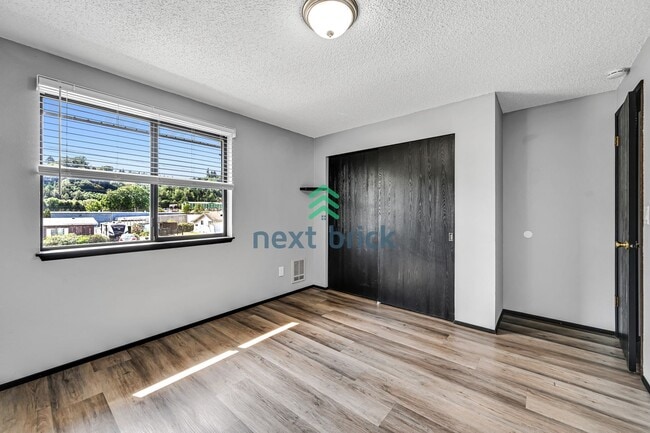 Building Photo - 2 BED & 1.5 BATH DUPLEX FOR RENT