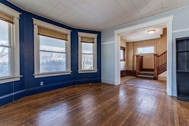 Building Photo - 5 bedroom, 2 bath home, close to U of I, MTD lines, local shopping & dining!! - Available August ...