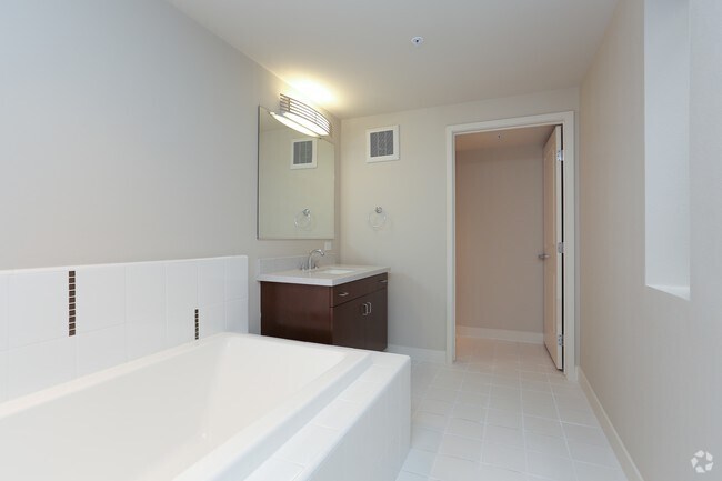 2BR, 2BA - 1670 SF - 5550 Wilshire at Miracle Mile