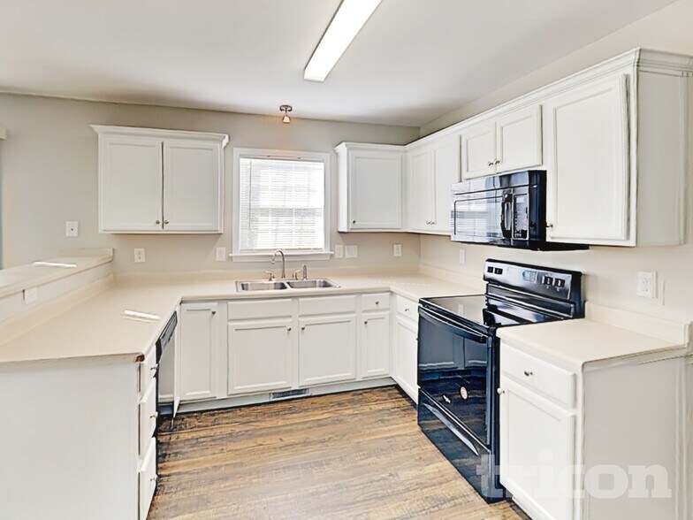 Building Photo - 2809 Erinridge Rd
