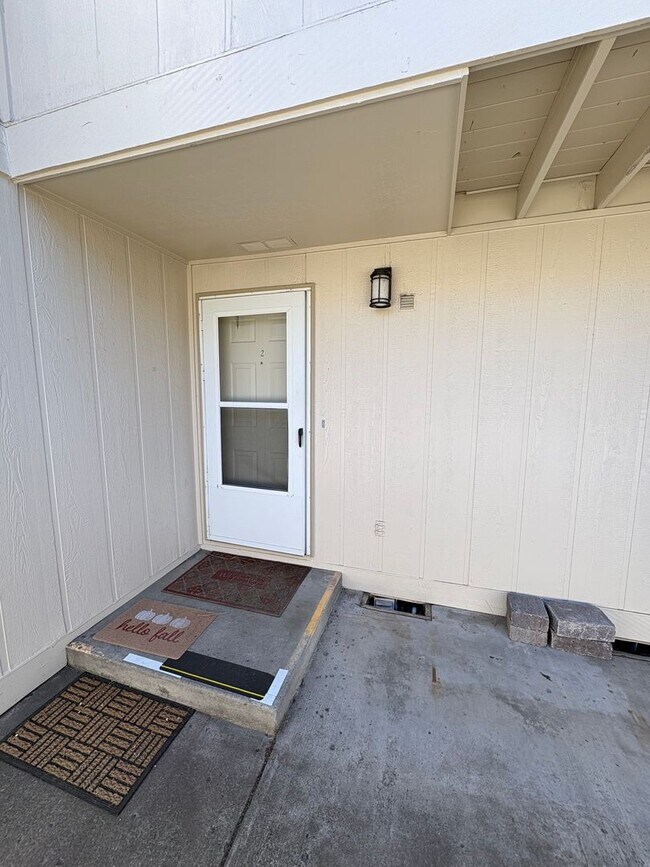 Building Photo - 2 Bed/2.5 Bath Townhome with Garage, Pool and Tennis Court