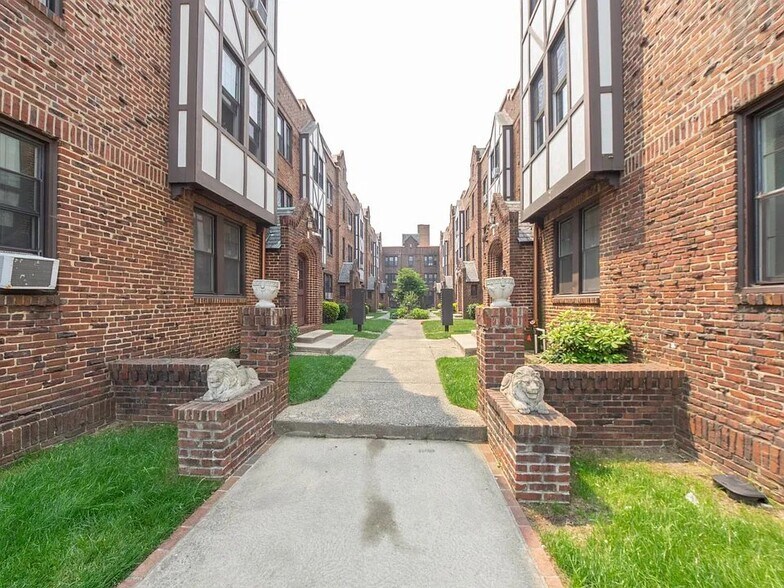 Building Photo - 606 W Maple Ave
