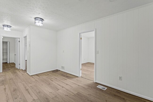 Building Photo - 6096 Hillpine Dr
